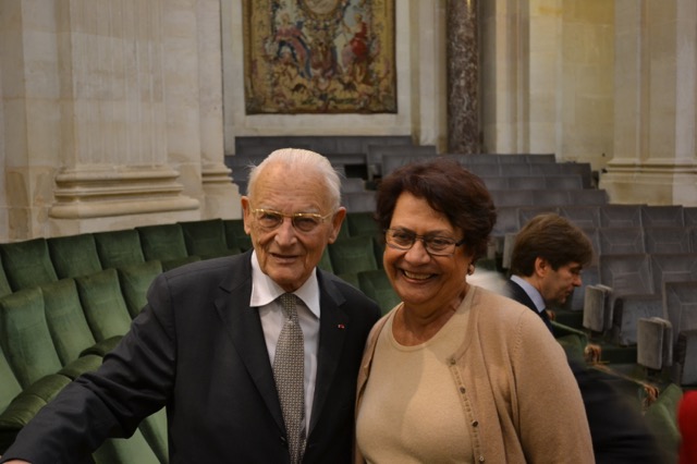 Com Alan Touraine, na sala solene de sess&otilde;es da Academie Fran&ccedil;aise.