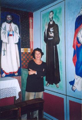Ainda na capela da Nonna. As pessoas da fam&iacute;lia do pintor posaram como modelos para as imagens dos santos   (Arquivo pessoal)